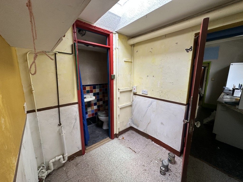 Lot: 114 - TERRACE HOUSE FOR REFURBISHMENT WITH PLANNING FOR THREE FLATS - Pantry Room with access to external patio